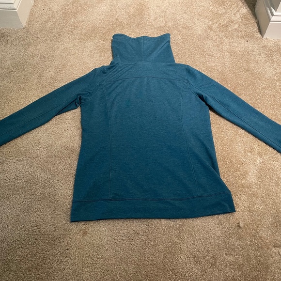 Under Armour Pullover Shirt - Picture 4 of 4